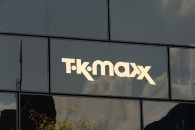 Berlin, Almanya - 23 Ağustos 2018: Tk Maxx mağaza dış. TK tkmaxx kez stilize Maxx, American apparel kuruluşudur ve ev eşyaları Tjx şirketler şirket