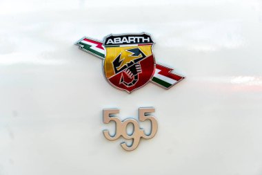 Rome, İtalya - 4 Eylül 2018: Abarth araba. Abarth Spa Italo-Avusturya Abarth tarafından 1949 yılında kurulan, yarış araba ve yol otomobil üreticisi olduğunu. Kendi logosunu bir kalkan ile bir akrep kırmızı ve sarı geri olduğunu