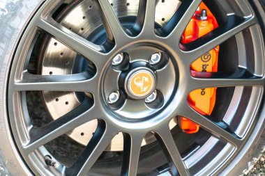 Rome, İtalya - 4 Eylül 2018: Abarth araba. Abarth Spa Italo-Avusturya Abarth tarafından 1949 yılında kurulan, yarış araba ve yol otomobil üreticisi olduğunu. Kendi logosunu bir kalkan ile bir akrep kırmızı ve sarı geri olduğunu