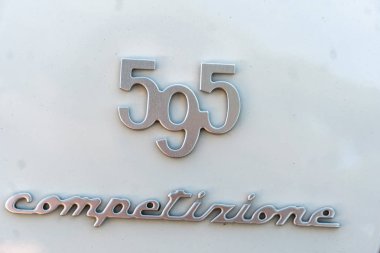 Rome, İtalya - 4 Eylül 2018: Abarth araba. Abarth Spa Italo-Avusturya Abarth tarafından 1949 yılında kurulan, yarış araba ve yol otomobil üreticisi olduğunu. Kendi logosunu bir kalkan ile bir akrep kırmızı ve sarı geri olduğunu