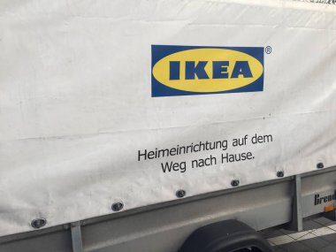 Berlin, Almanya - 7 Kasım 2018: Almanca IKEA reklam Heimtextilien auf dem Weg nach Hause (Almanca ev dekorasyon ev yolda)
