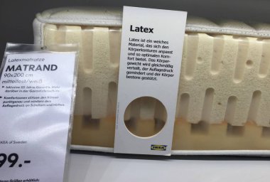 Berlin, Almanya - 7 Kasım 2018: Ikea Yatak Satılık, detay üzerinde etiket