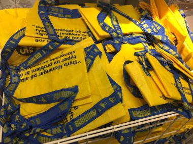 Berlin, Almanya - 7 Kasım 2018: IKEA Alışveriş torbaları. IKEA mobilya montajı hazır, artı bir ambar gibi alanda ev eşyaları satan ünlü İskandinav zinciri olduğunu