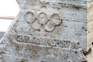 Rome, İtalya - 4 Eylül 2018: antika bir taşa kazınmış simge İtalyan Ulusal Olimpiyat Komitesi (Conilerin)