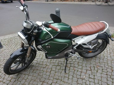 Berlin, Almanya - 27 Kasım 2018: Super Soco elektrikli motosiklet çıkarılabilir (Lityum) batarya ile