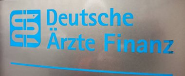 Berlin, Almanya - 6 Aralık 2018: Deutsche işareti rzte Finanz (Alman doktorlar Finans), Alman tıbbi sigorta akademik Sağlık Meslekleri konusunda uzmanlaşmış bir finansal dağılımı