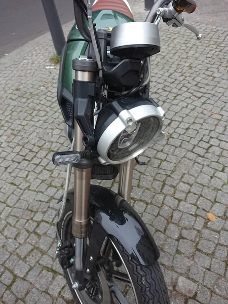 이동식 배터리와 베를린 2018 Soco 오토바이 — 스톡 사진