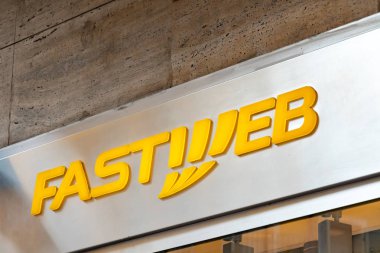 Verona, İtalya - 5 Eylül 2018: Fastweb mağaza tabela. Fastweb S.p.A. sabit hat, geniş bant Internet ve dijital televizyon hizmetleri sağlayan bir İtalyan telekomünikasyon şirketidir