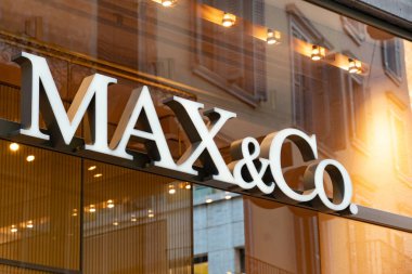 Verona, İtalya - 5 Eylül 2018: Max ve Co Mağazası. Max ve Co için Max Mara, yukarı çarşı Konfeksiyon Giyim piyasalar bir İtalyan moda iş ait bir İtalyan moda markasıdır
