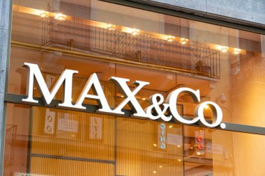 Verona, İtalya - 5 Eylül 2018: Max ve Co Mağazası. Max ve Co için Max Mara, yukarı çarşı Konfeksiyon Giyim piyasalar bir İtalyan moda iş ait bir İtalyan moda markasıdır