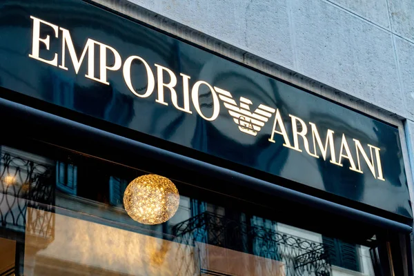 Verona, İtalya - 5 Eylül 2018: Emporio Armani dükkanı. Hangi tasarlar, üretir, dağıtır ve perakende haute couture, hazır, deri ürünleri, Ayakkabı, gözlük bir İtalyan moda ev