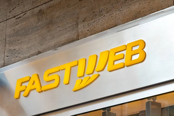 Verona, İtalya - 5 Eylül 2018: Fastweb mağaza tabela. Fastweb S.p.A. sabit hat, geniş bant Internet ve dijital televizyon hizmetleri sağlayan bir İtalyan telekomünikasyon şirketidir