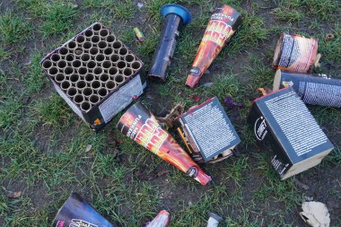 Berlin, Almanya - 1 Ocak 2019: New Years Eve çöp: havai fişek pil yandı