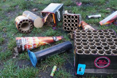 Berlin, Almanya - 1 Ocak 2019: New Years Eve çöp: havai fişek pil yandı