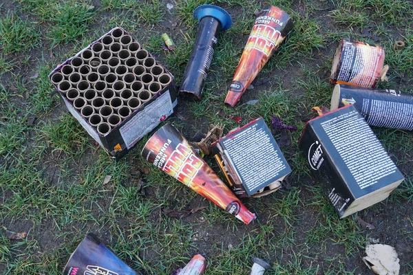 Berlin, Almanya - 1 Ocak 2019: New Years Eve çöp: havai fişek pil yandı