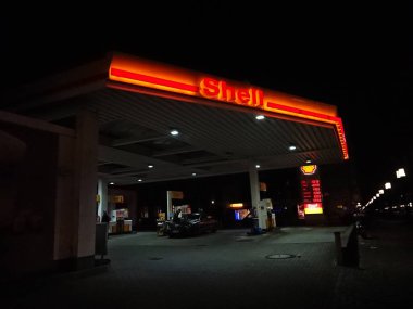 Berlin, Almanya - 19 Aralık 2018: Shell yakıt istasyonu gece. Kraliyet Hollanda kabuk plc, kabuk olarak bilinen bir Britishdutch çok uluslu petrol ve gaz şirketi olduğunu