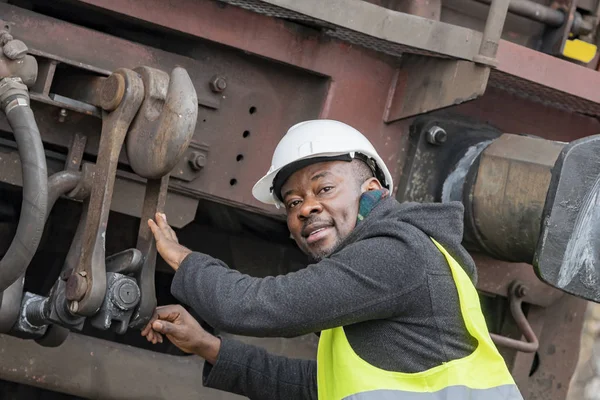 Mecánico Afroamericano Que Usa Equipo Seguridad Casco Chaqueta Tren Control — Foto de Stock
