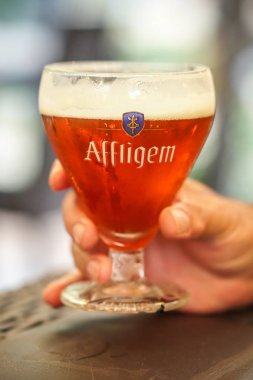 Berlin, Almanya - 4 Eylül 2018: Bardağın dolu Affligem abbey rouge bira, Heineken sermayeli Affligem Brewery tarafından yapılan