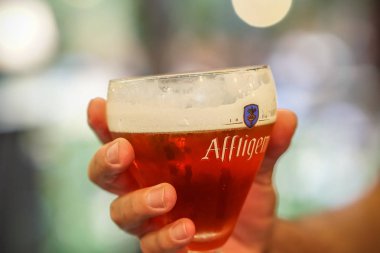 Berlin, Almanya - 4 Eylül 2018: Bardağın dolu Affligem abbey rouge bira, Heineken sermayeli Affligem Brewery tarafından yapılan