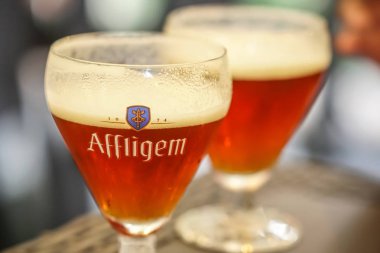 Berlin, Almanya - 4 Eylül 2018: Bardağın dolu Affligem abbey rouge bira, Heineken sermayeli Affligem Brewery tarafından yapılan