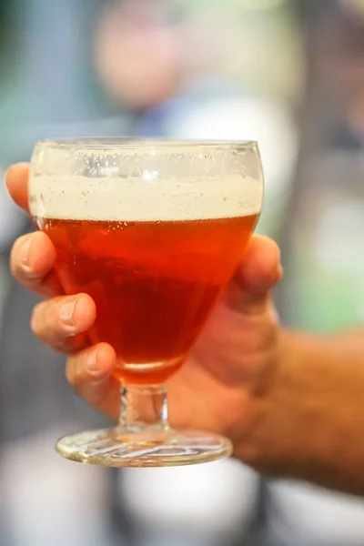 Menselijke Hand Met Een Glas Vol Met Rode Bier — Stockfoto