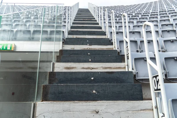 Escaleras Entre Gradas Estadio Vacías Vista Desde Abajo Aire Libre — Foto de Stock