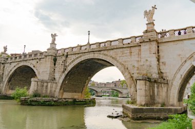 Ponte Sant'Angelo, bir kez Aelian köprü veya Pons Aelius (Hadrian köprü anlamına gelir), köprü Roma, İtalya'da beş kemerli Tiber Nehri kapsayan