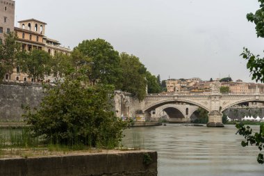 Ponte Sant'Angelo, bir kez Aelian köprü veya Pons Aelius (Hadrian köprü anlamına gelir), köprü Roma, İtalya'da beş kemerli Tiber Nehri kapsayan