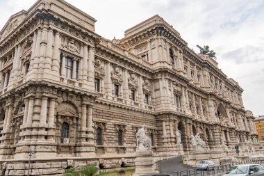 Piazza Cavour, Prati bölgesini ve Adalet Sarayı (halk içinde İtalyan Palazzaccio olarak da adlandırılır) yüksek Yargıtay ve yargı Halk Kütüphanesi koltuk