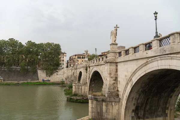 Ponte Sant'Angelo, bir kez Aelian köprü veya Pons Aelius (Hadrian köprü anlamına gelir), köprü Roma, İtalya'da beş kemerli Tiber Nehri kapsayan