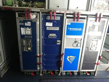 Rome, İtalya - 3 Kasım 2018: Gıda arabaları Ryanair uçak içinde yolcular için yemekler ile. Öğle yemeği ile yük arabaları ile uçak depolama alanı
