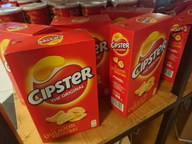 Roma, İtalya - 3 Kasım 2018: Cipster patates. Patates cipsi Saiwa tarafından üretilen İtalyan attı