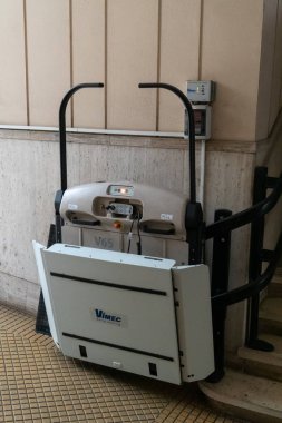 Rome, İtalya - 31 Ekim 2018: Vimec platform merdivenler merdiven asansörü. Vimec s.r.l. tasarlar, üretir, malzemeleri ve stairlifts, chairlifts, homelifts, platform stairlifts ve mobil stairclimbers yükler