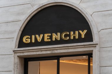 Rome, İtalya - 31 Ekim 2018: Givenchy mağaza. Haute couture giyim, aksesuar ve Parfums Givenchy, parfüm ve kozmetik markası barındırma Fransız lüks moda ve parfüm evi