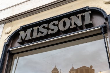 Rome, İtalya - 31 Ekim 2018: Missoni mağaza tabela. Missoni Varese dayalı ve onun renkli Triko tasarımlar için bilinen bir yüksek kaliteli İtalyan moda evidir. Şirket Ottavio tarafından kurulmuştur