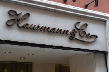 Rome, İtalya - 31 Ekim 2018: Tabela İtalyan saatçi ve kuyumcu Hausmann ve Co, dünyanın önde gelen kronometre uzmanları