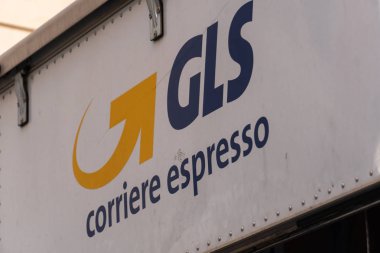 Rome, İtalya - 31 Ekim 2018: Gls teslim van logosuna. Onun yol tabanlı ağ ile Gls Avrupa'nın önde gelen parsel hizmet sağlayıcılarından biridir