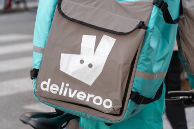 Rome, İtalya - 31 Ekim 2018: Deliveroo teslimat Servisi, paket servisi olan Restoran online hizmet