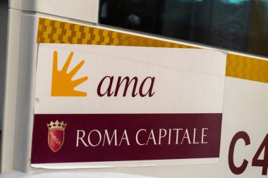 Rome, İtalya - 31 Ekim 2018: Ama Roma Capitale logosunu görmeniz gerekir. Ama belediye çevre çöp toplama ve çöp atma taşıyan bir firmadır