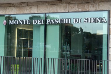 Rome, İtalya - 31 Ekim 2018: Yerel şube İtalyan Bankası Monte dei Paschi di Siena. MPS Spa dünyada hayatta kalan en eski Bankası ise üçüncü büyük İtalyan ticari ve perakende banka