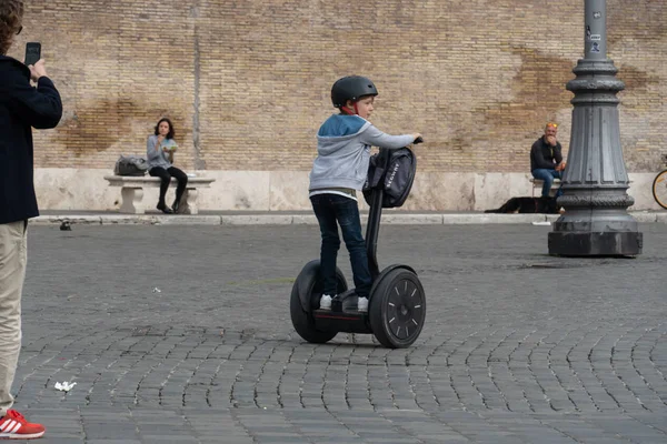 Roma Italia Octubre 2018 Niño Montando Segway Segway Scooter Autoequilibrado — Foto de Stock