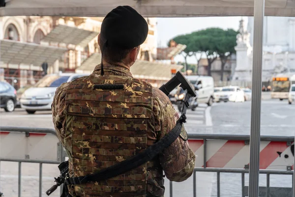 Rzym Włochy Października 2018 Back Toczone Żołnierz Kamuflażu Pistoletu — Zdjęcie stockowe