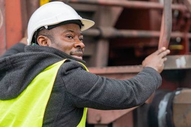 Güvenlik ekipmanları (kask ve ceket) kontrol dişli tren giyen ABD'li demiryolu mühendis