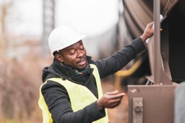Güvenlik ekipmanları (kask ve ceket) kontrol dişli tren giyen ABD'li demiryolu mühendis