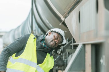 Güvenlik ekipmanları (kask ve ceket) kontrol dişli tren giyen ABD'li demiryolu mühendis
