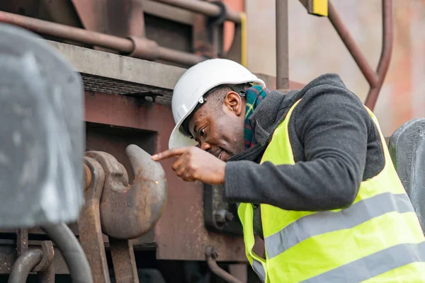Mecánico Afroamericano Que Usa Equipo Seguridad Casco Chaqueta Tren Control — Foto de Stock