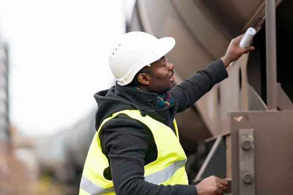 Ingeniero Ferroviario Afroamericano Que Usa Equipo Seguridad Casco Chaqueta Que — Foto de Stock