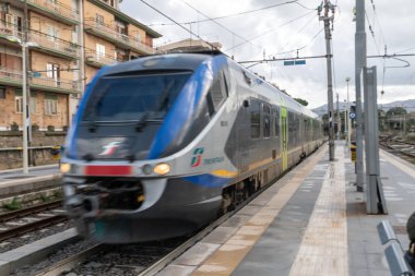 Rome, İtalya - 31 Ekim 2018: Trenitalia tren geçiyor. Birincil tren operatör İtalya Ferrovie dello Stato Italiane, kendisi İtalyan hükümeti tarafından sahip olunan Trenitalia aittir