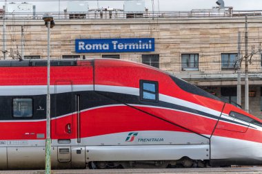 Rome, İtalya - 30 Ekim 2018: Trenitalia tren geçiyor. Birincil tren operatör İtalya Ferrovie dello Stato Italiane, kendisi İtalyan hükümeti tarafından sahip olunan Trenitalia aittir