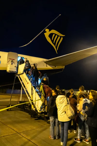 Rzym Włochy Października 2018 Pasażerów Pokład Ryanair Jet Airplane Nocy — Zdjęcie stockowe